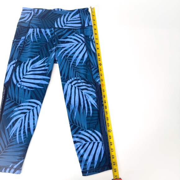 🌴 Old Navy Active Go-Dry 3/4 Capri Leggings Blue Palm Medium Pockets Retail $45 - Picture 3 of 13